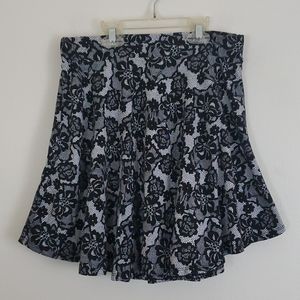 Ultra Teeze Black & White Mini Flare Skirt Juniors L
